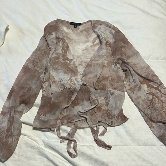 FRONT TIE OPEN GOING OUT TOP - Picture 1 of 3